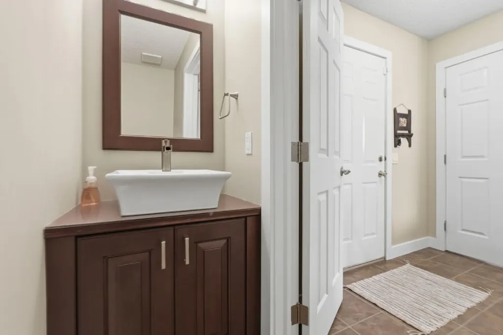 135 Douglas Woods Hill SE Calgary AB T2Z3B2