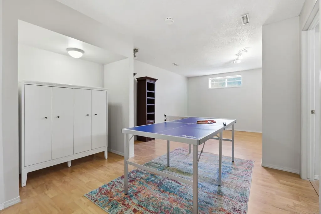 135 Douglas Woods Hill SE Calgary AB T2Z3B2