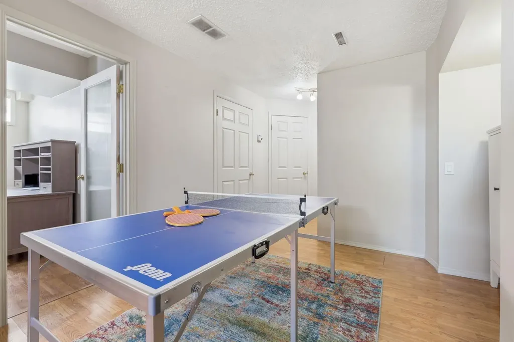 135 Douglas Woods Hill SE Calgary AB T2Z3B2