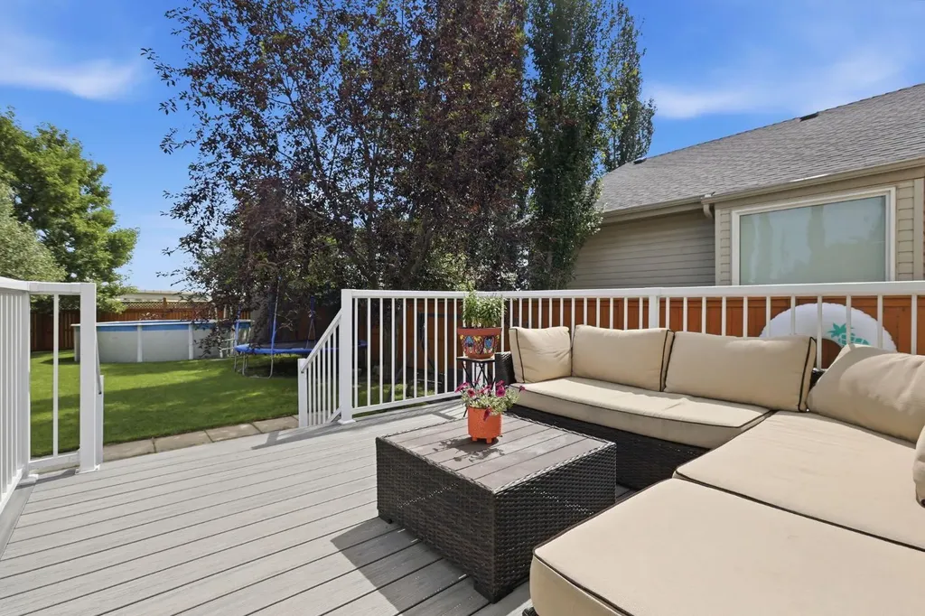 135 Douglas Woods Hill SE Calgary AB T2Z3B2