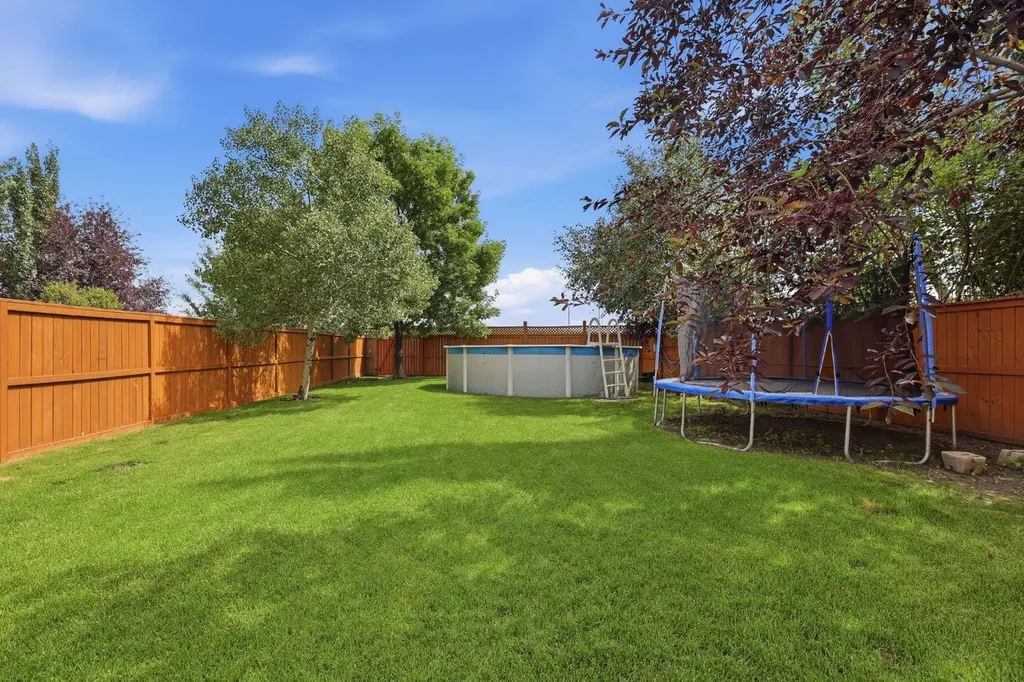 135 Douglas Woods Hill SE Calgary AB T2Z3B2