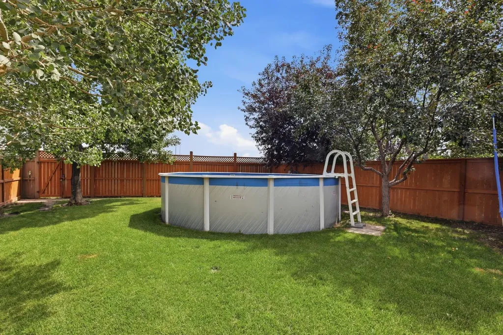 135 Douglas Woods Hill SE Calgary AB T2Z3B2