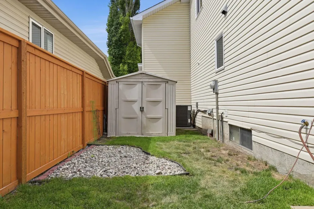 135 Douglas Woods Hill SE Calgary AB T2Z3B2