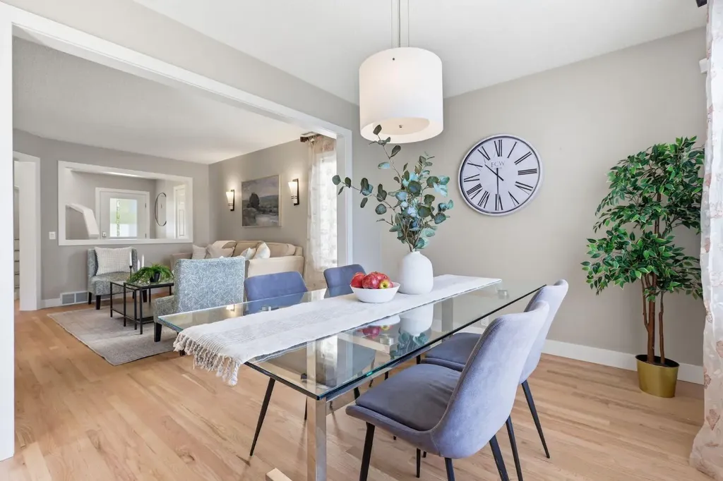 135 Douglas Woods Hill SE Calgary AB T2Z3B2