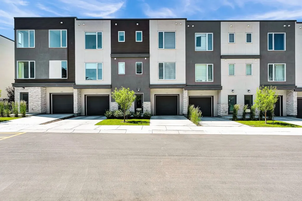 426 Shawnee Square SW Calgary AB T2Y 0W4