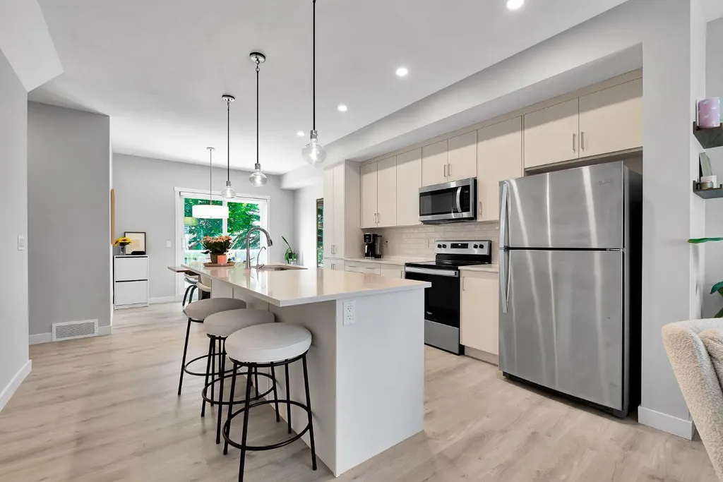 426 Shawnee Square SW Calgary AB T2Y 0W4