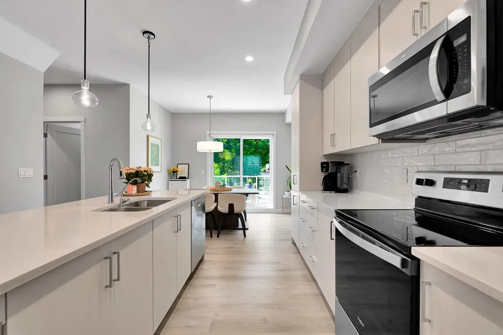 426 Shawnee Square SW Calgary AB T2Y 0W4