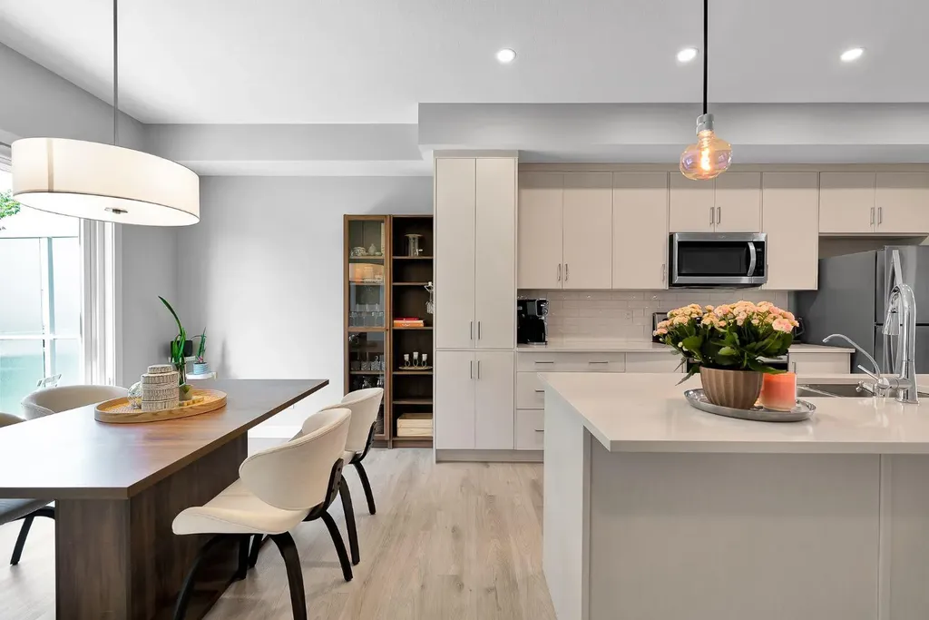 426 Shawnee Square SW Calgary AB T2Y 0W4