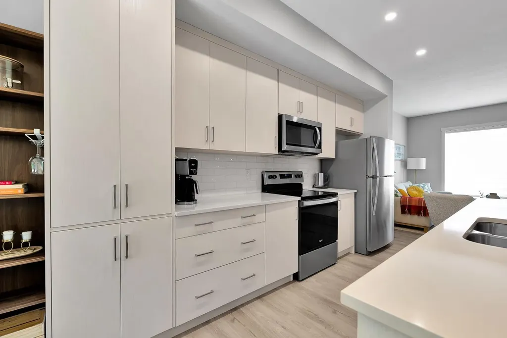 426 Shawnee Square SW Calgary AB T2Y 0W4