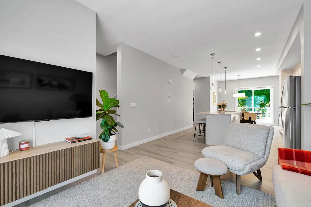 426 Shawnee Square SW Calgary AB T2Y 0W4