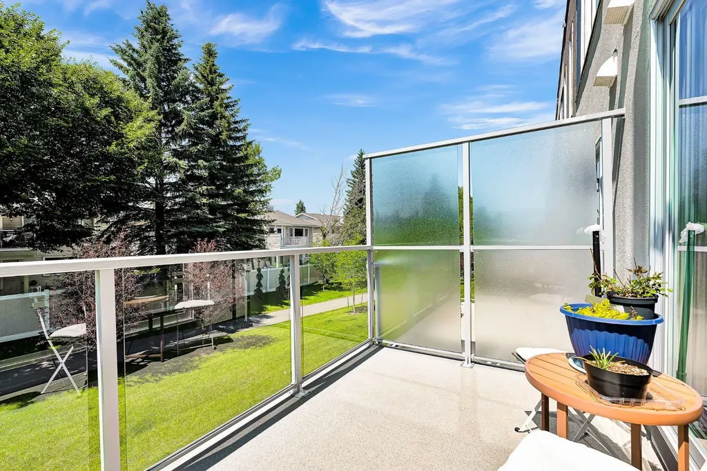 426 Shawnee Square SW Calgary AB T2Y 0W4
