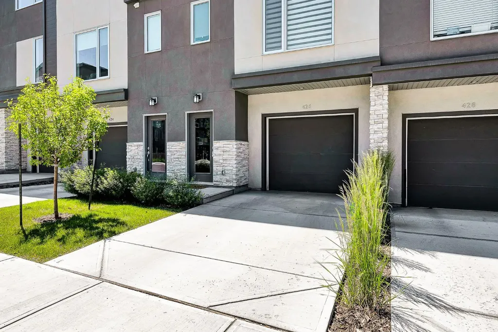 426 Shawnee Square SW Calgary AB T2Y 0W4