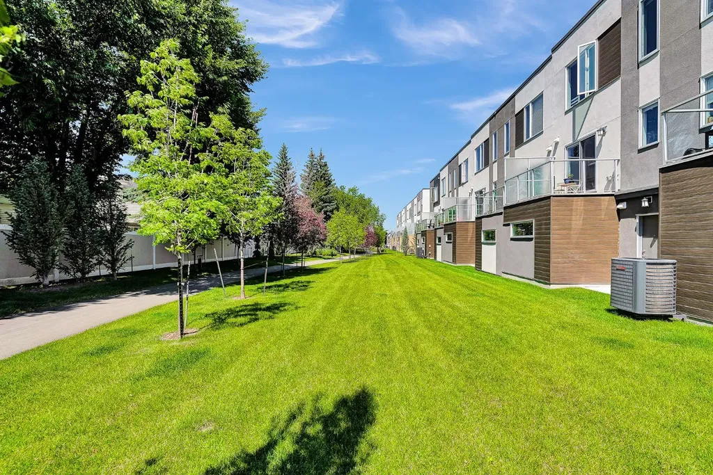 426 Shawnee Square SW Calgary AB T2Y 0W4