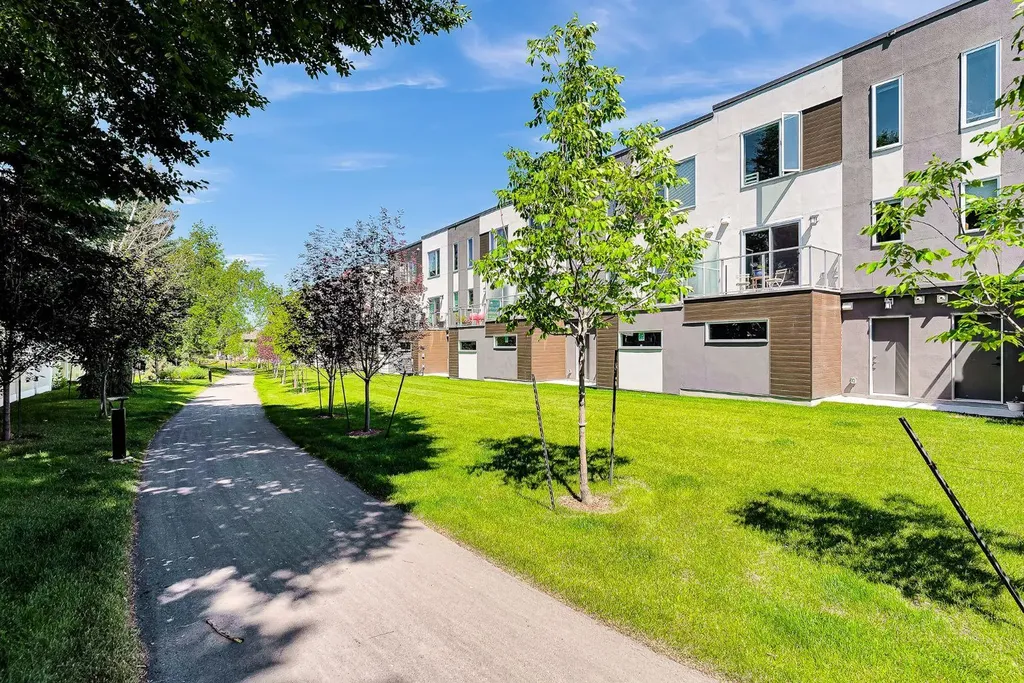 426 Shawnee Square SW Calgary AB T2Y 0W4
