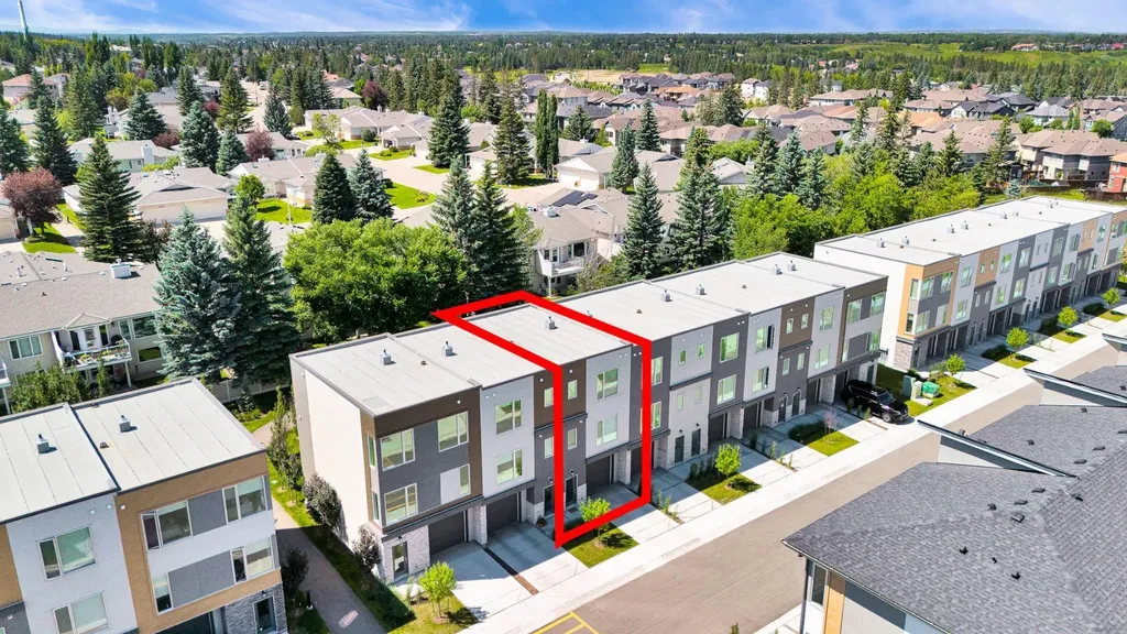 426 Shawnee Square SW Calgary AB T2Y 0W4