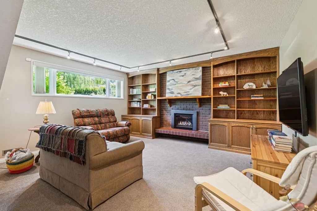 423 Canterbury Place SW Calgary AB T2W 2B6