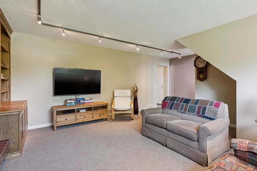 423 Canterbury Place SW Calgary AB T2W 2B6