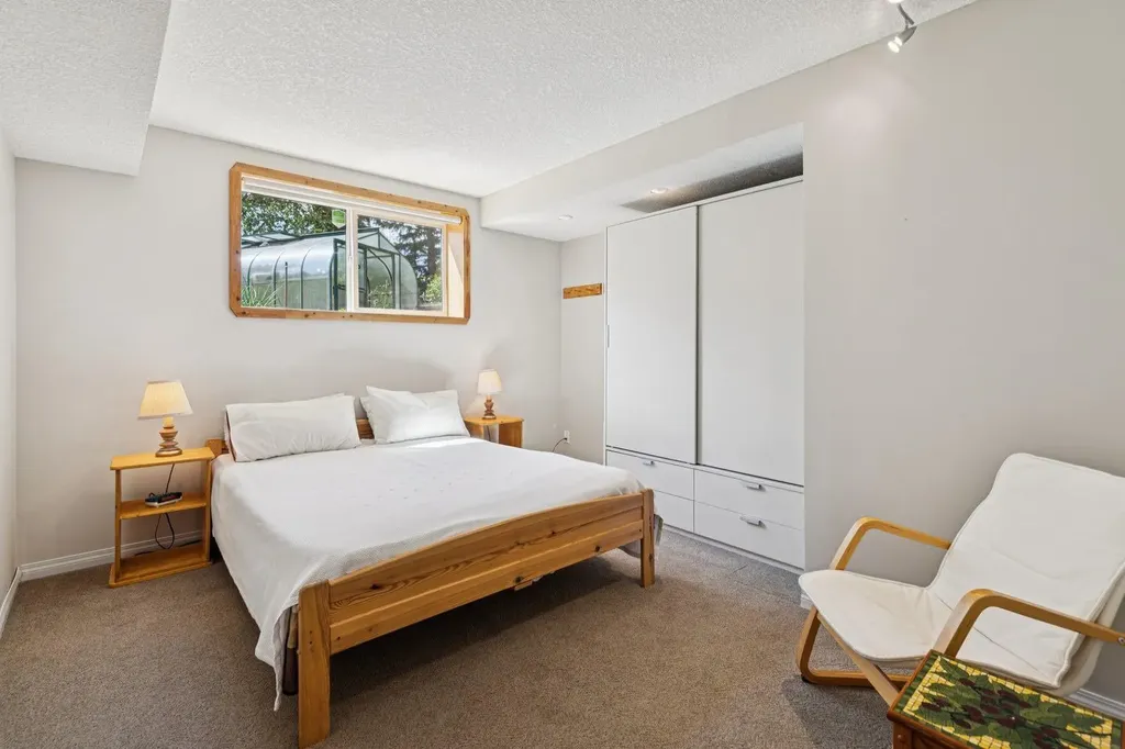 423 Canterbury Place SW Calgary AB T2W 2B6