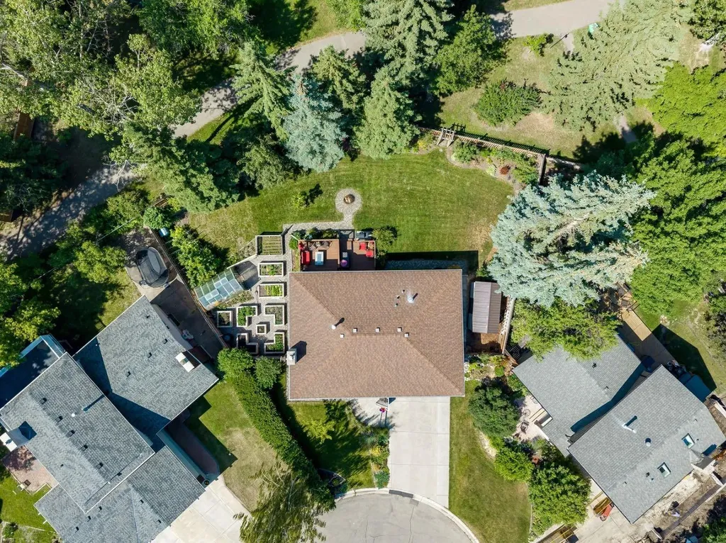 423 Canterbury Place SW Calgary AB T2W 2B6