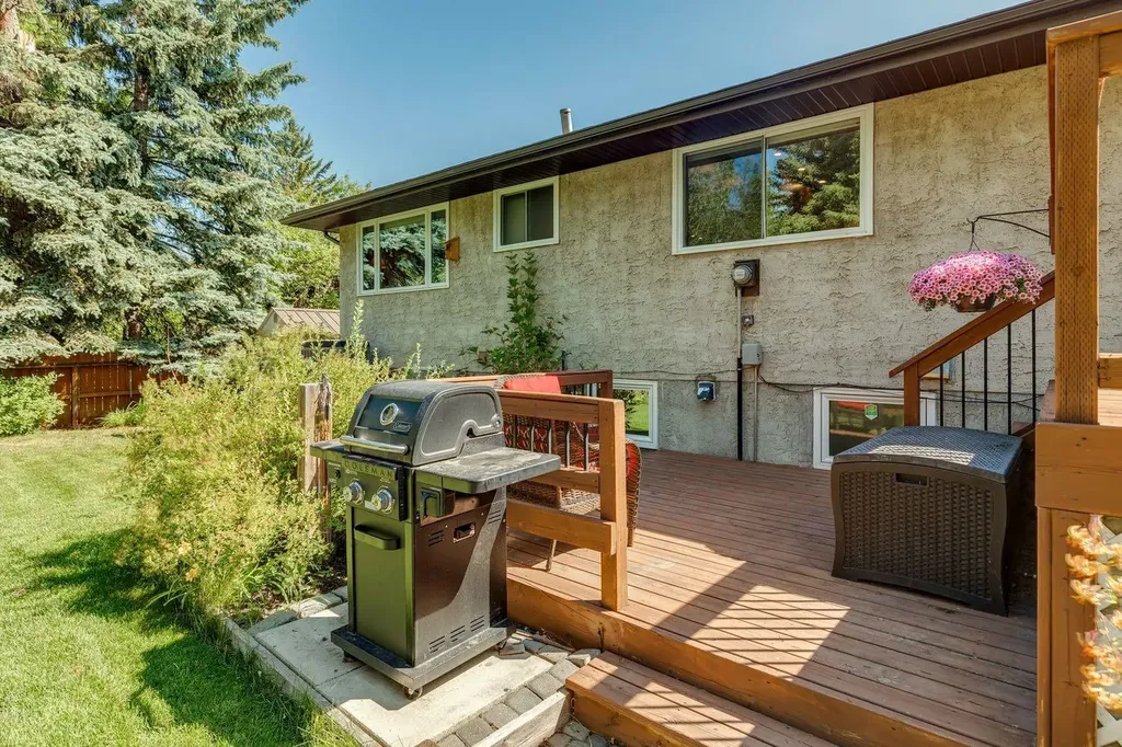 423 Canterbury Place SW Calgary AB T2W 2B6