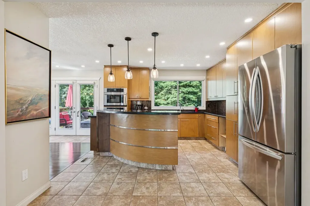423 Canterbury Place SW Calgary AB T2W 2B6