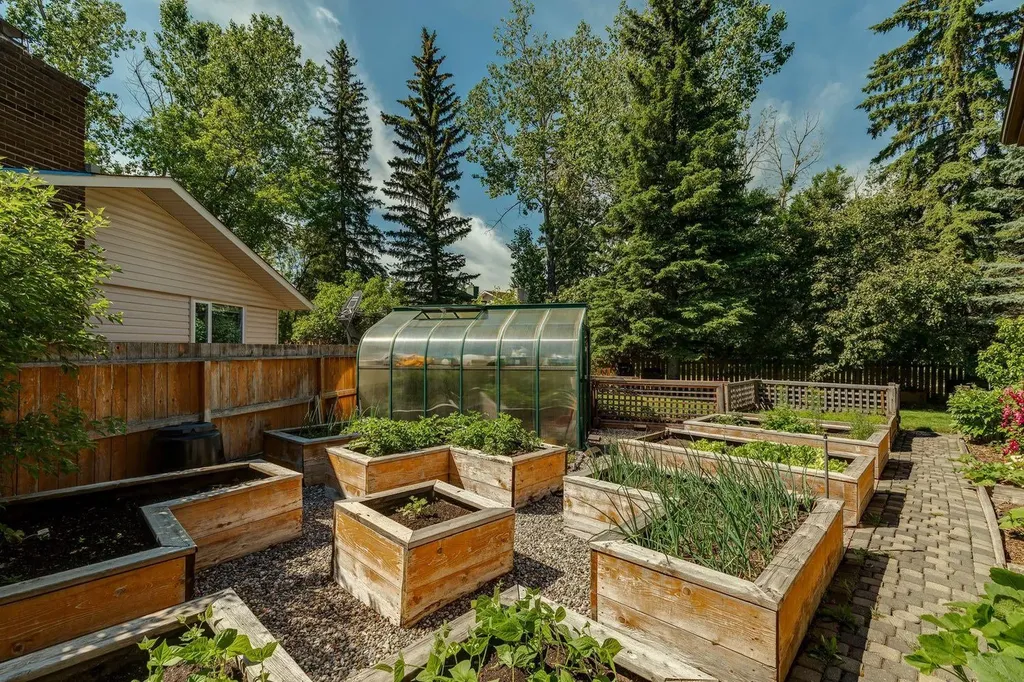 423 Canterbury Place SW Calgary AB T2W 2B6