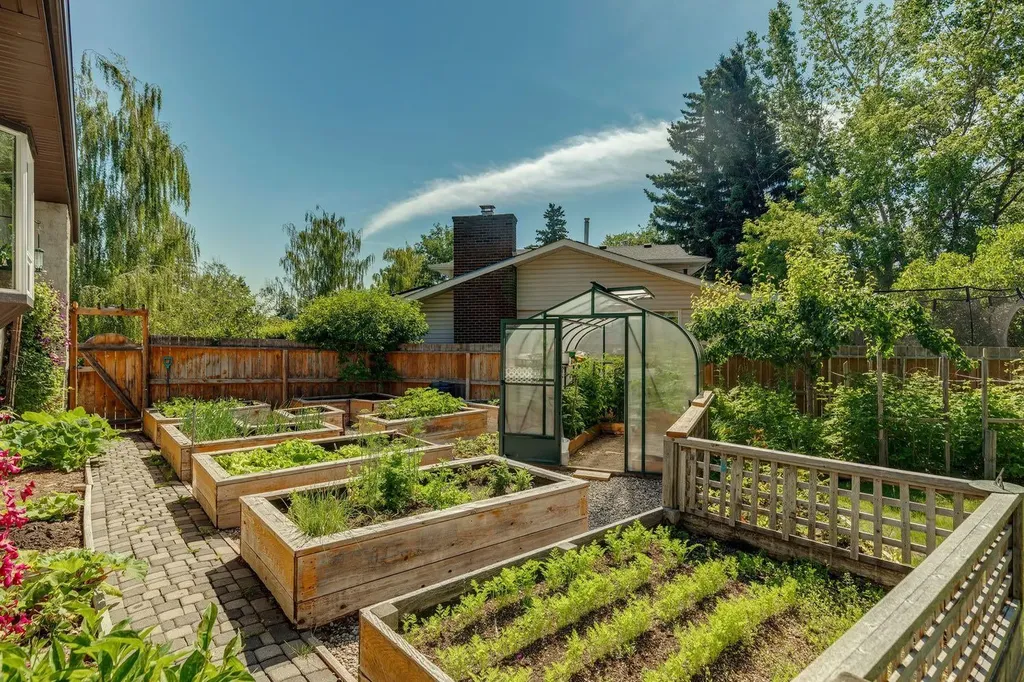 423 Canterbury Place SW Calgary AB T2W 2B6