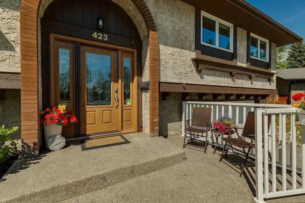 423 Canterbury Place SW Calgary AB T2W 2B6