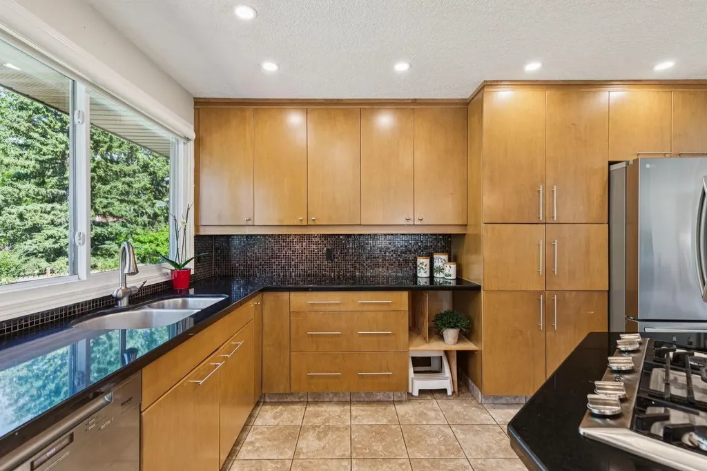 423 Canterbury Place SW Calgary AB T2W 2B6
