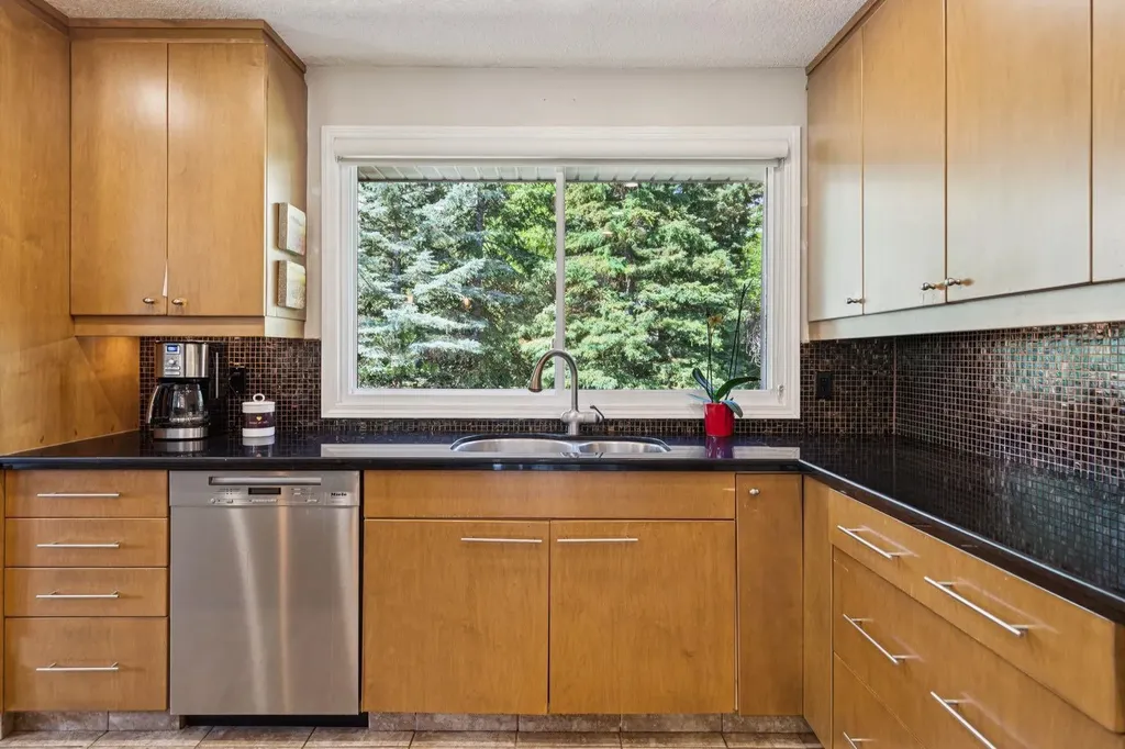 423 Canterbury Place SW Calgary AB T2W 2B6