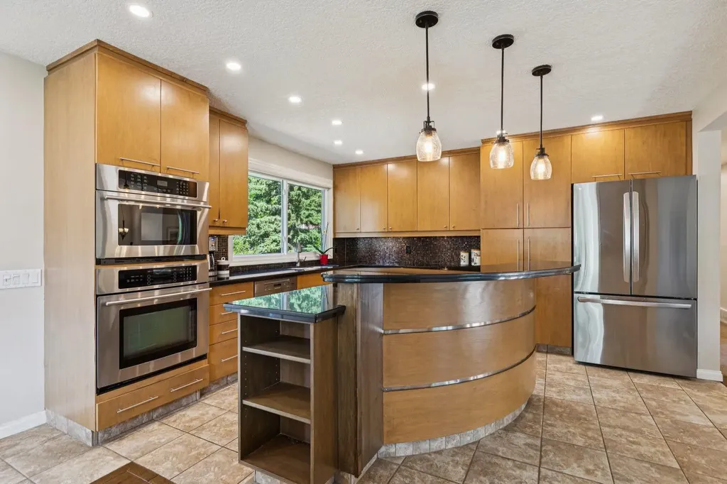 423 Canterbury Place SW Calgary AB T2W 2B6
