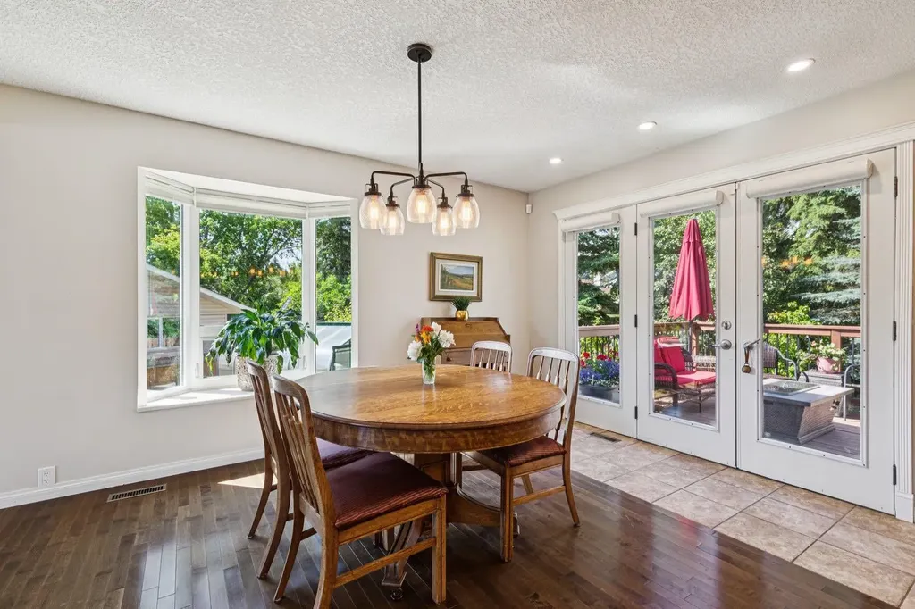 423 Canterbury Place SW Calgary AB T2W 2B6
