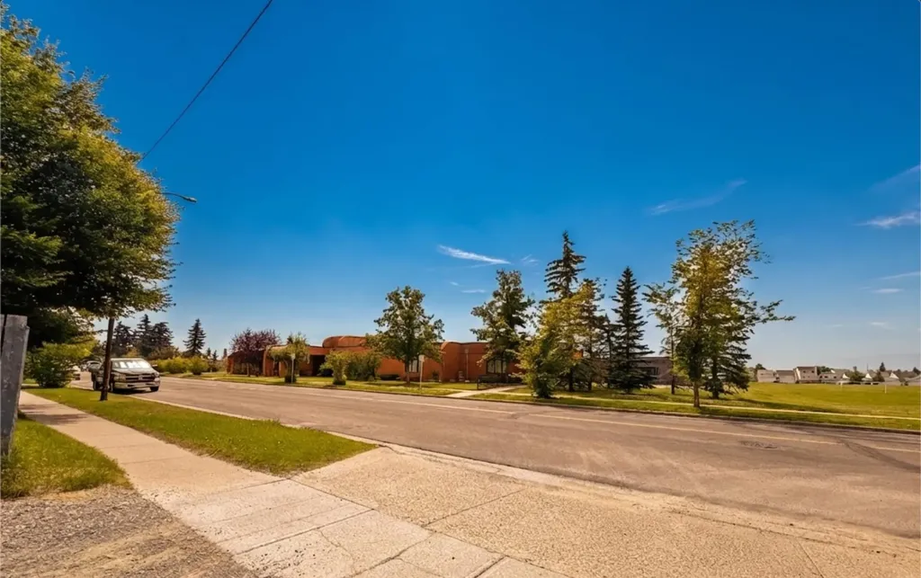 228 Erin Woods Drive SE Calgary AB T2B 3B9
