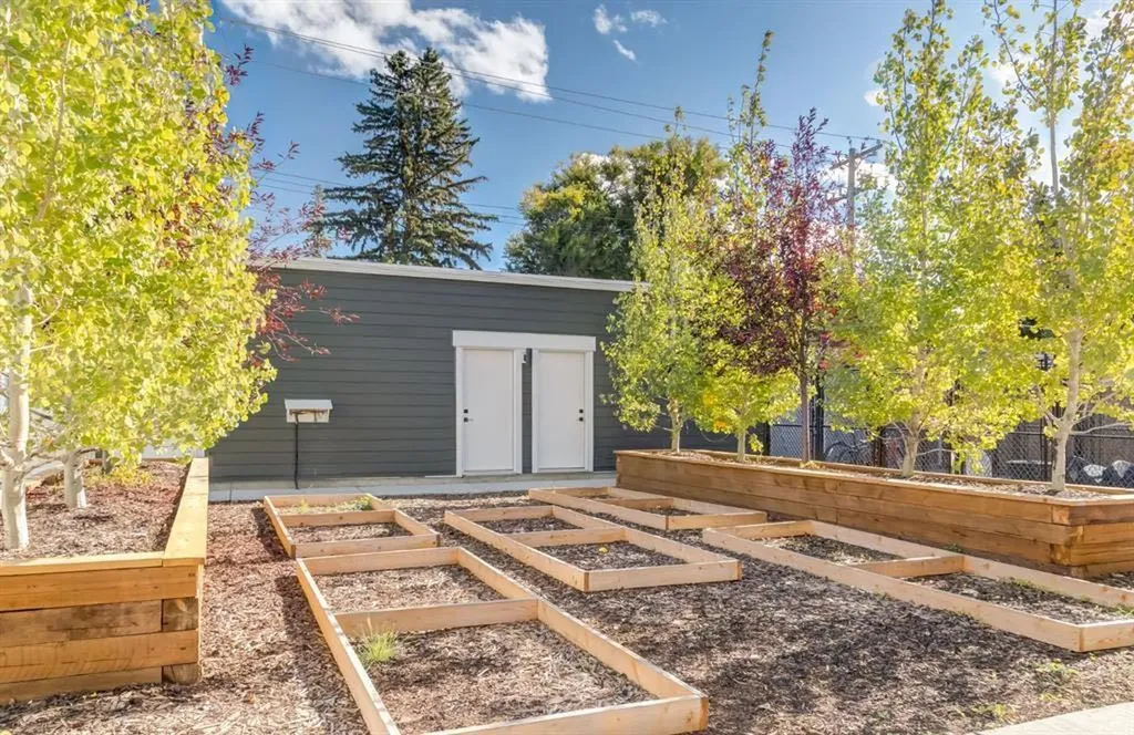 1651 8 Avenue NW Calgary AB T2N1C4