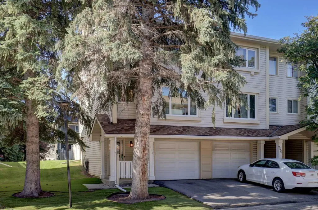 738 Queenston Terrace SE Calgary AB T2J6H6
