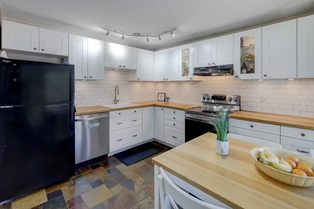 738 Queenston Terrace SE Calgary AB T2J6H6
