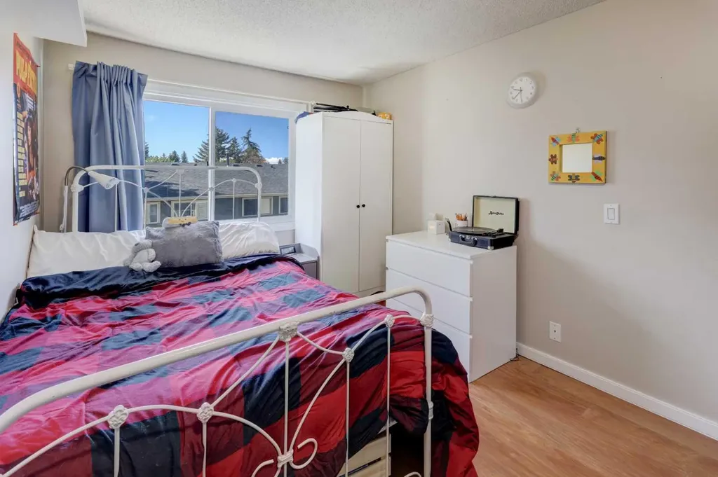 738 Queenston Terrace SE Calgary AB T2J6H6