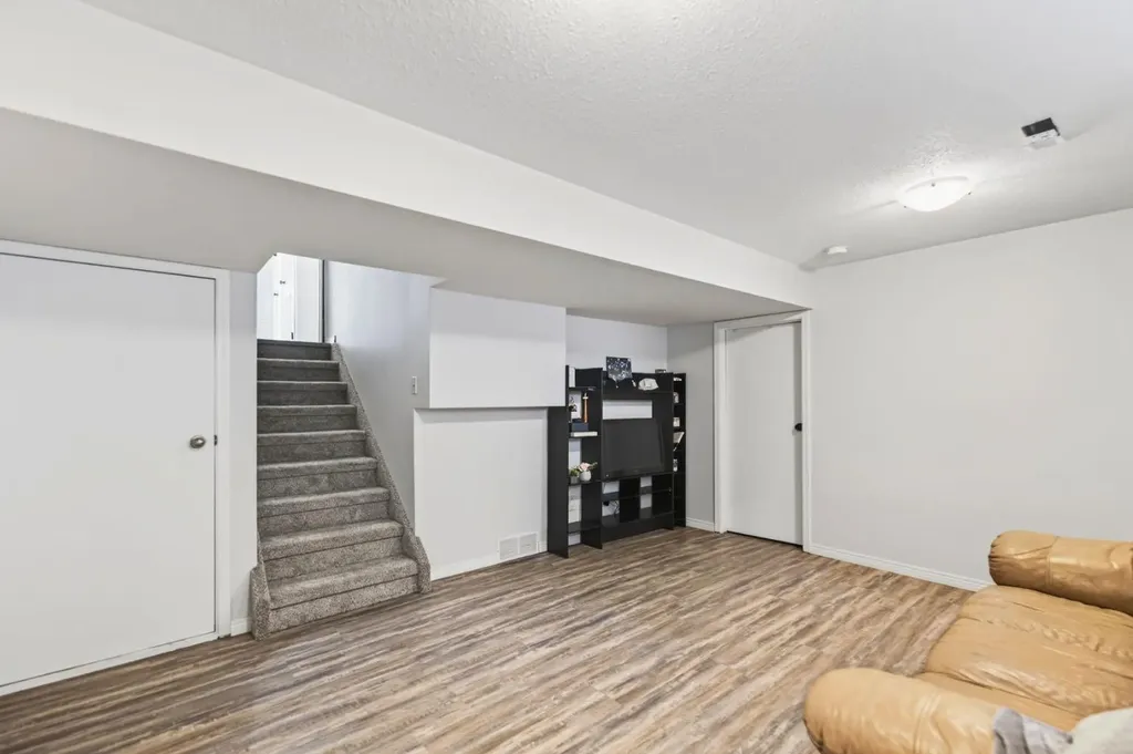 171 Douglas Avenue Red Deer AB T4R 2G5
