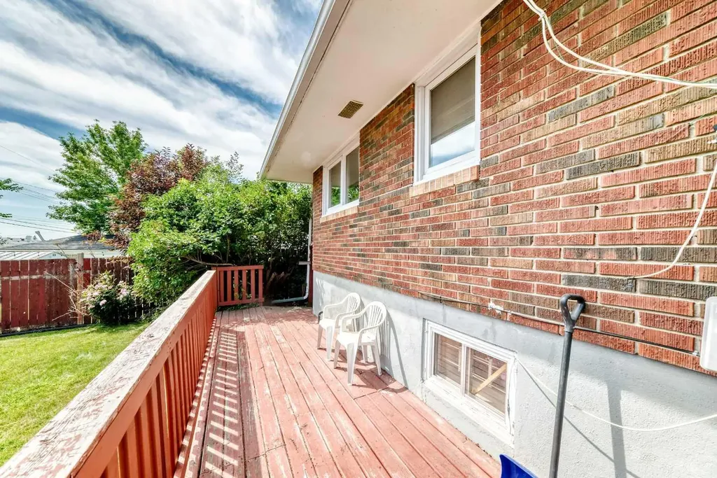 5620 Buckthorn Road NW Calgary AB T2K2Y5