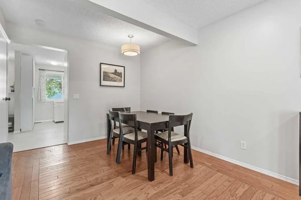 96 Georgian Villas NE Calgary AB T2A 7C6