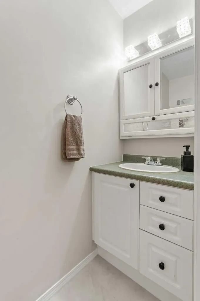96 Georgian Villas NE Calgary AB T2A 7C6