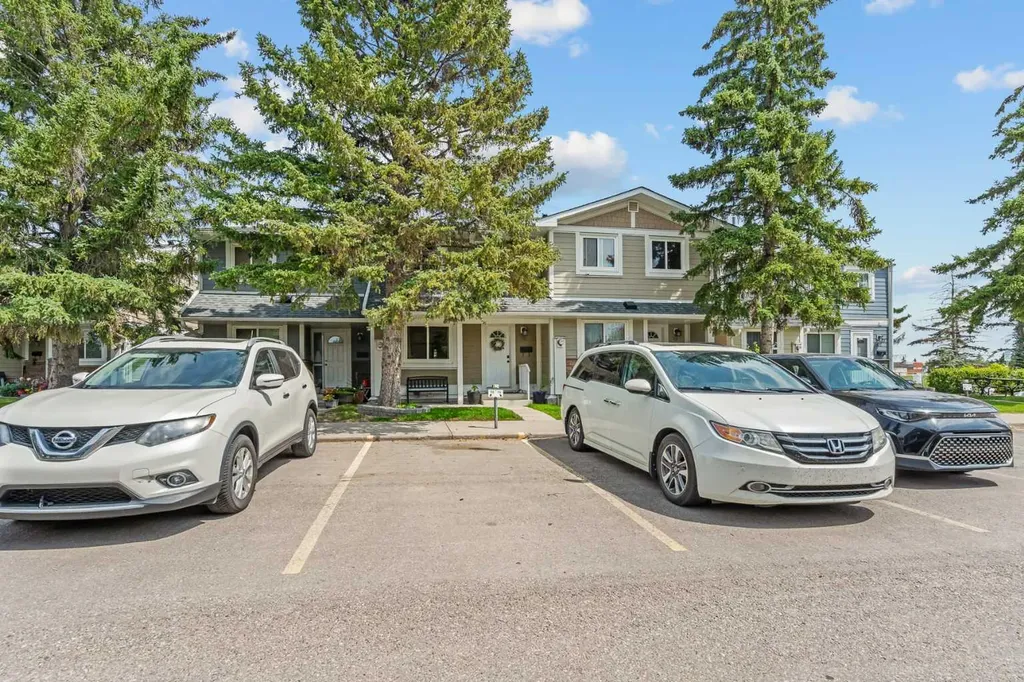 96 Georgian Villas NE Calgary AB T2A 7C6