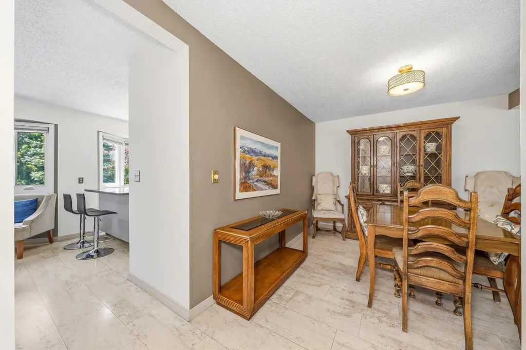 23 Glamis Drive SW Calgary AB T3E 6S3