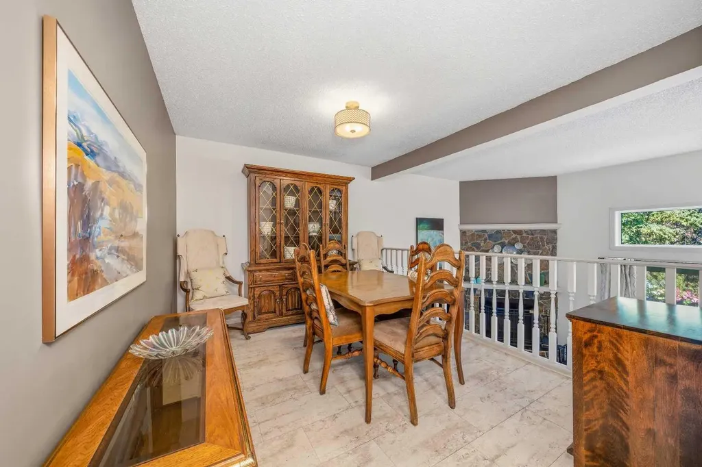 23 Glamis Drive SW Calgary AB T3E 6S3