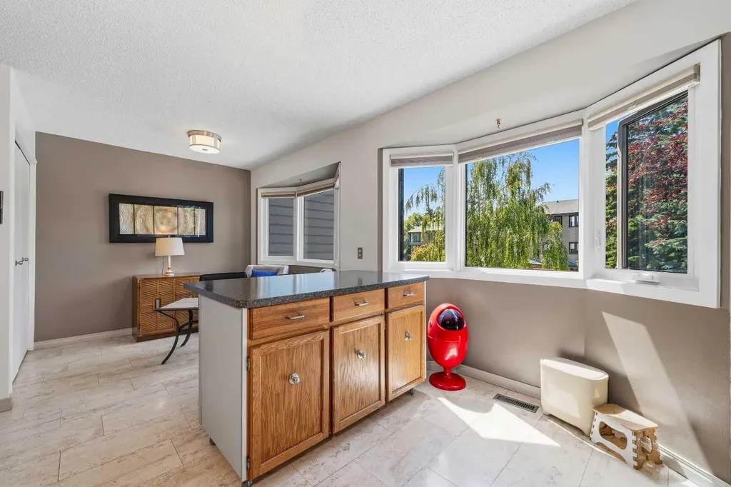 23 Glamis Drive SW Calgary AB T3E 6S3
