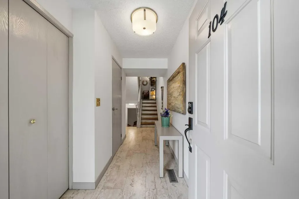 23 Glamis Drive SW Calgary AB T3E 6S3