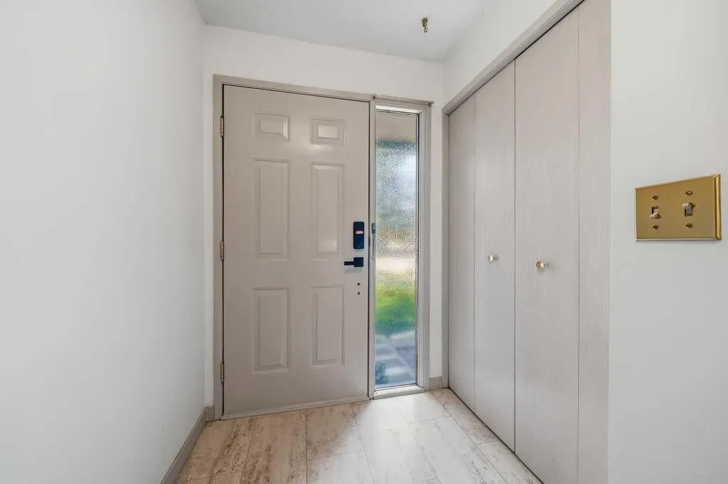 23 Glamis Drive SW Calgary AB T3E 6S3