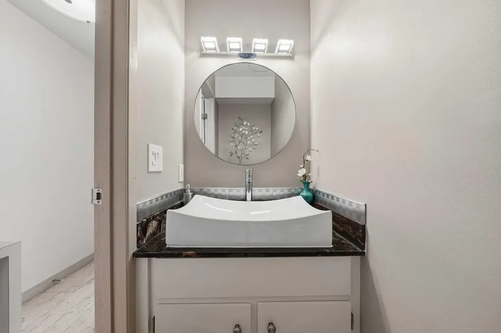 23 Glamis Drive SW Calgary AB T3E 6S3