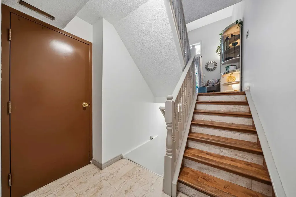 23 Glamis Drive SW Calgary AB T3E 6S3