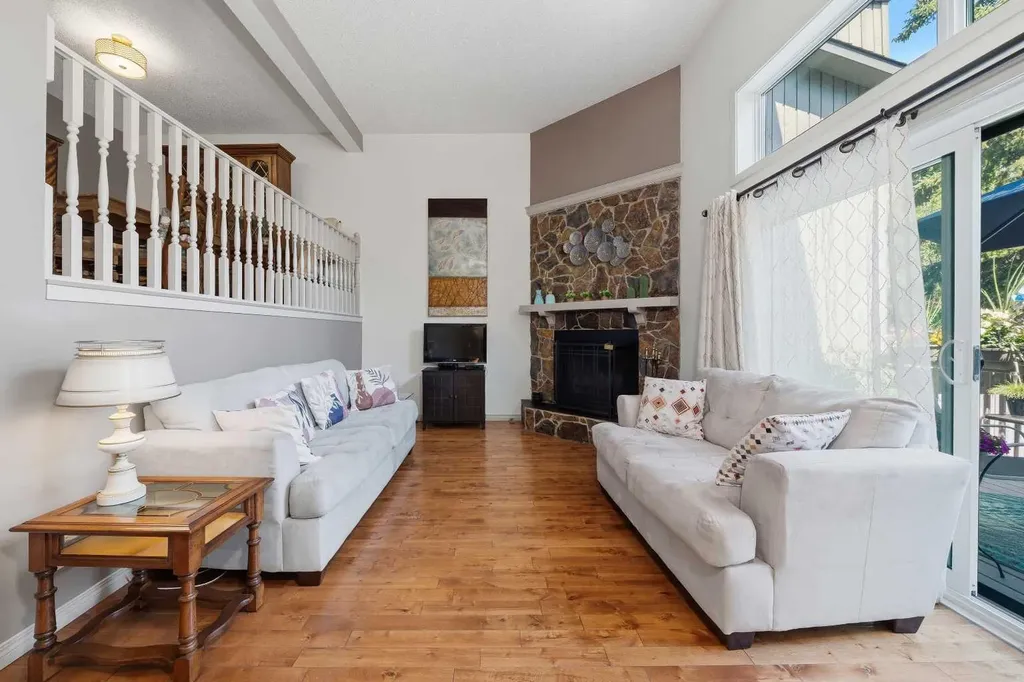 23 Glamis Drive SW Calgary AB T3E 6S3